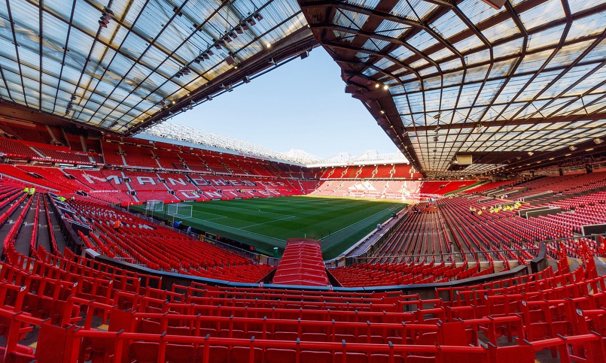 Manchester United îşi face stadion de 2 miliarde de lire sterline şi doneaza Old Trafford