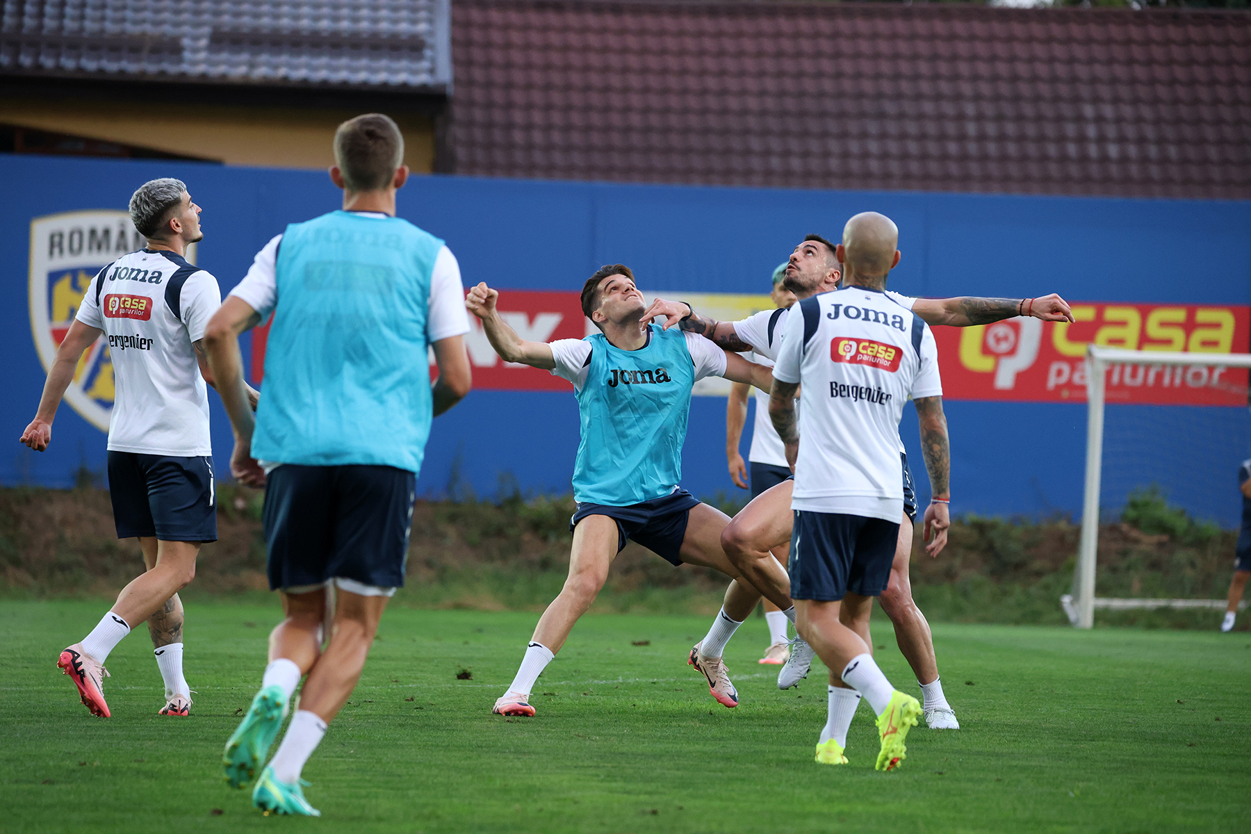 Dueluri tari între tricolori la al doilea antrenament al naţionalei sub comanda lui Mircea Lucescu: „Fără menajamente”