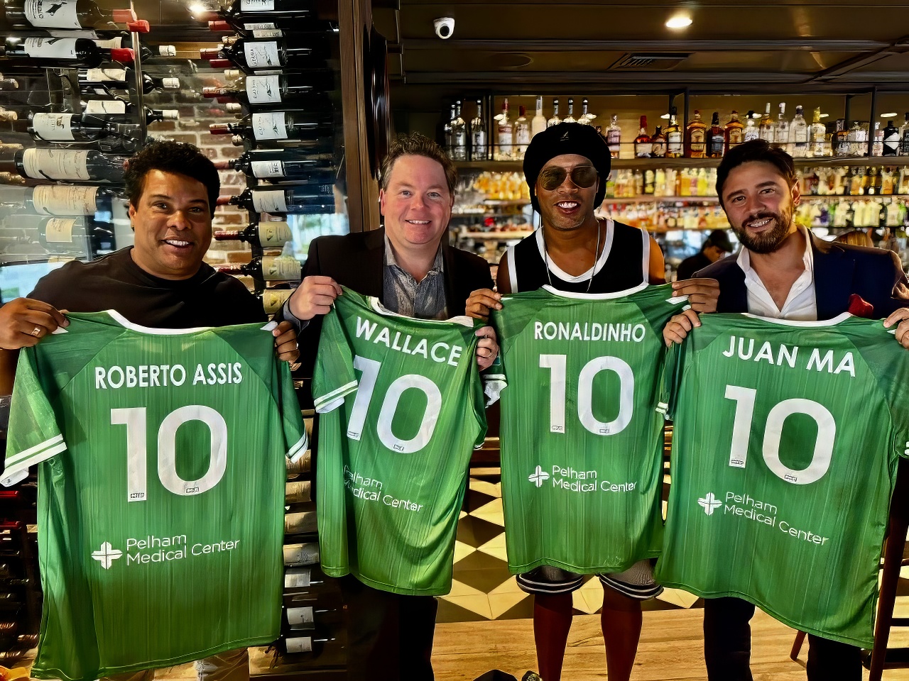 Ronaldinho nu renunţă la fotbal nici la 44 de ani