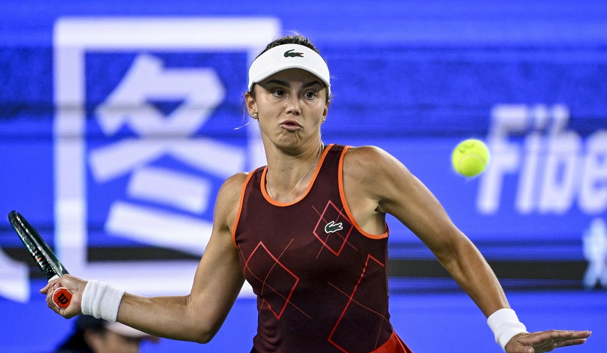 Jaqueline Cristian, în timpul meciului cu Qinwen Zheng, de la Wuhan Open.