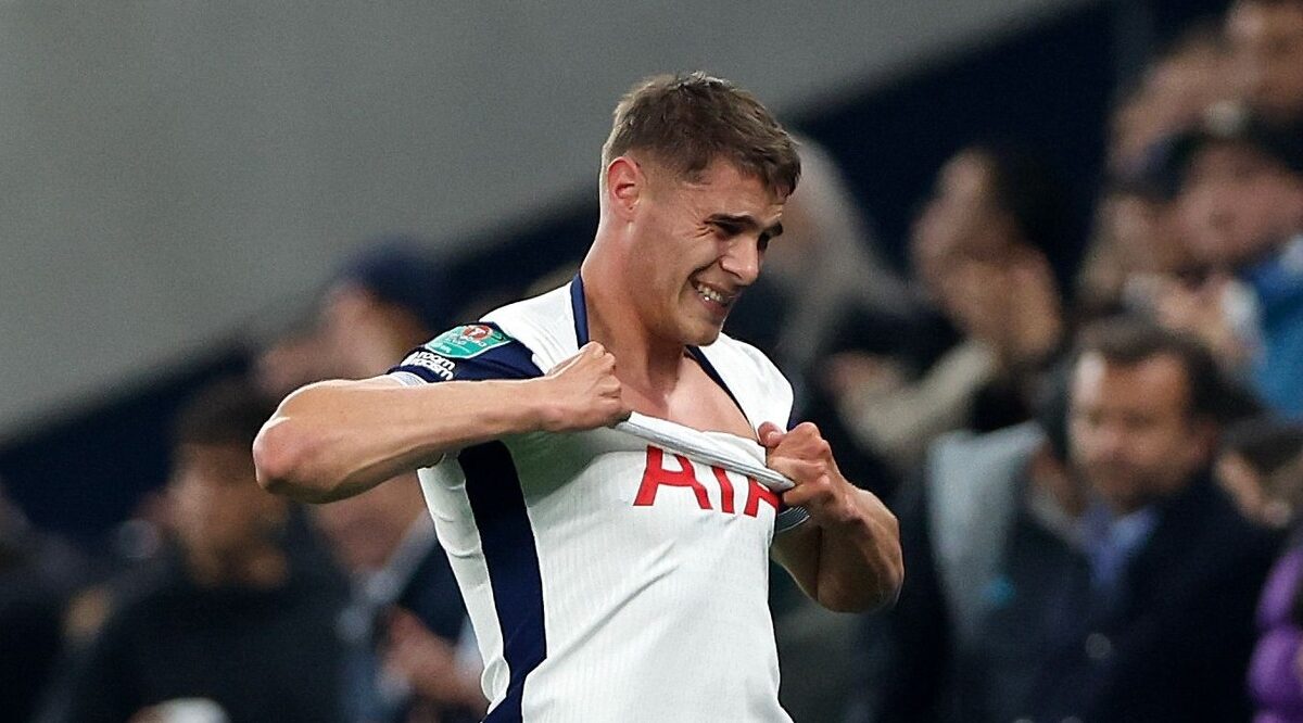 Micky van de Ven, fundaşul care îl ţine pe bară pe Radu Drăguşin la Tottenham, s-a „rupt. A ieşit cu lacrimi în ochi de pe teren