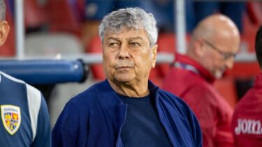 Mircea Lucescu, în timpul unui meci al României