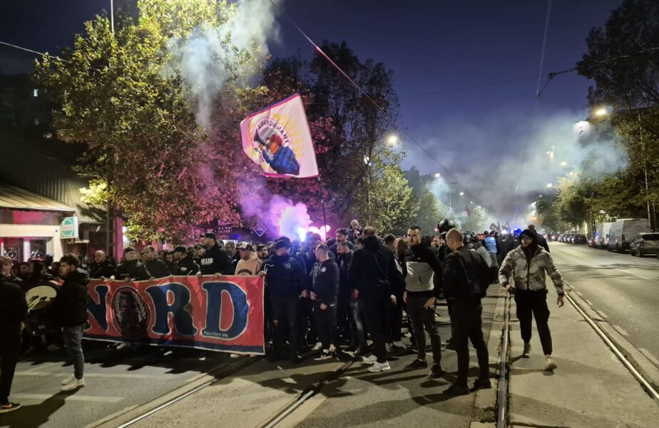 Fanii de la FCSB au aprins torţe şi au dat cu petarde în drumul spre stadion. Atmosferă incendiară pe străzile din Bucureşti