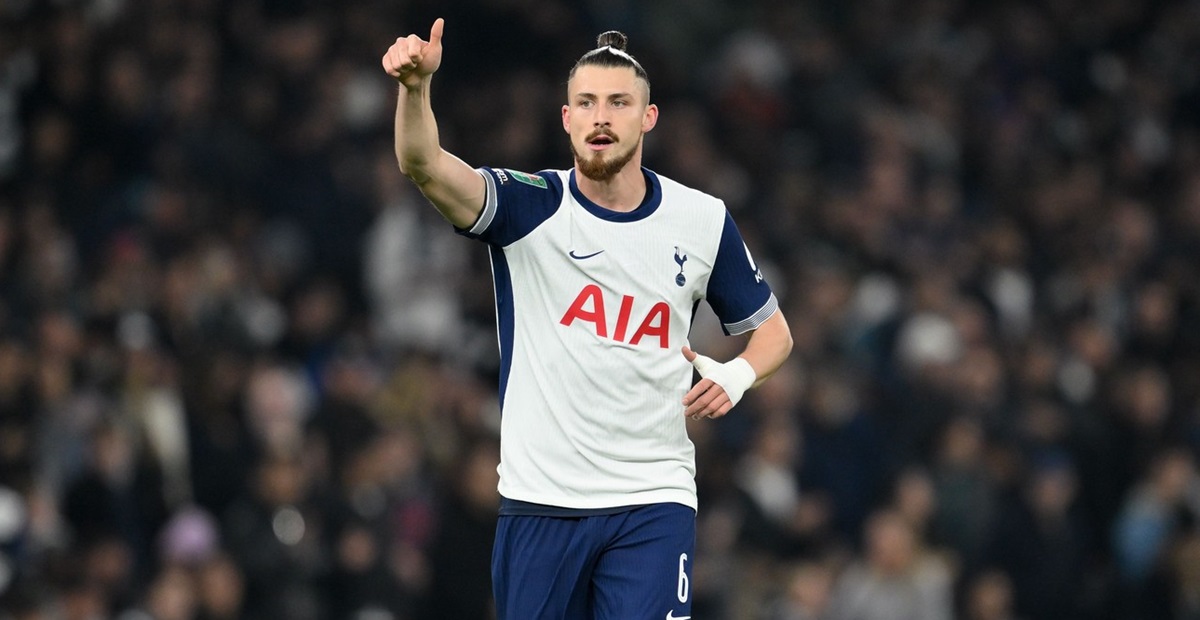 Radu Drăgușin, în timpul unui meci la Tottenham