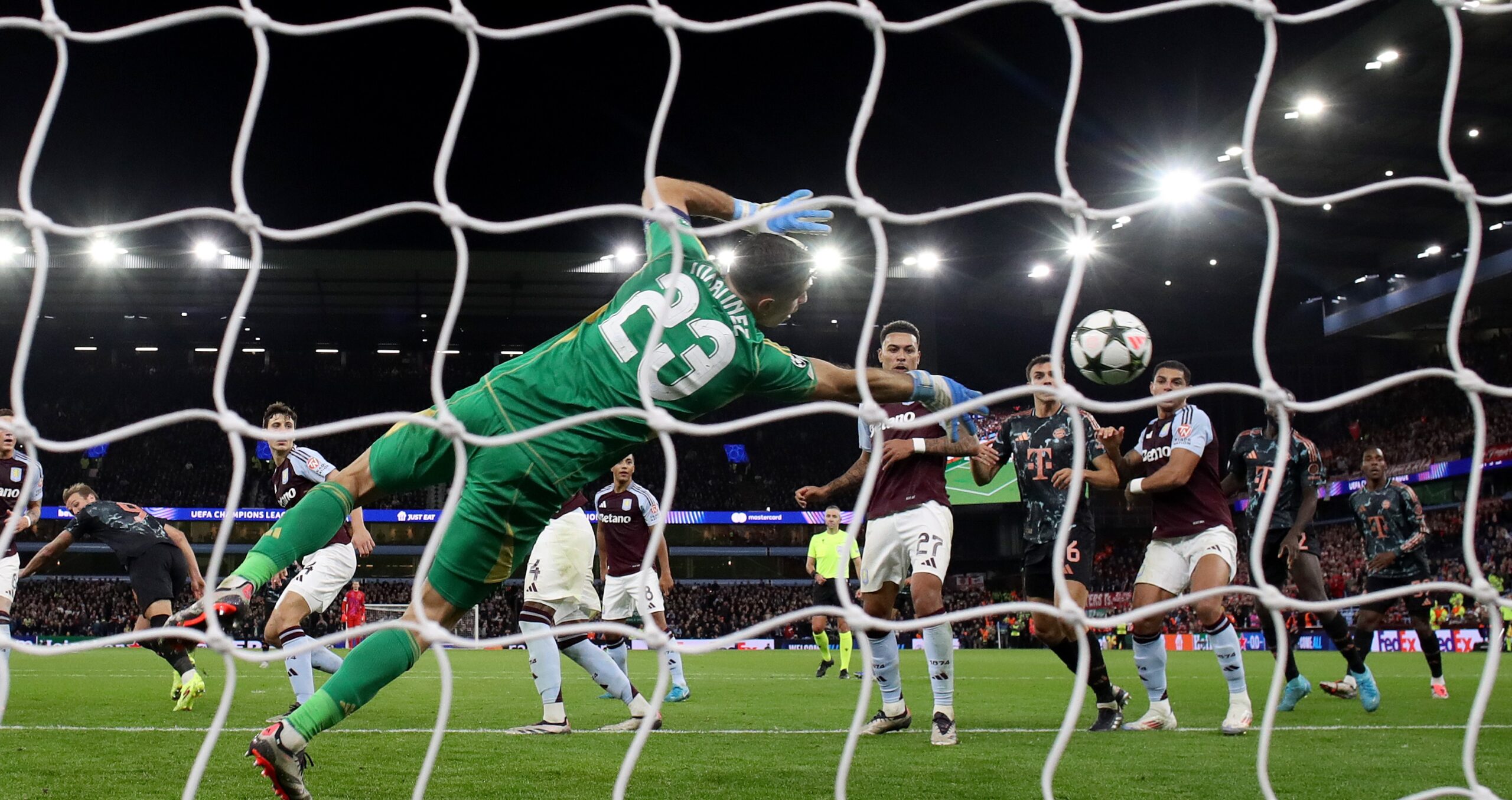 Emiliano Martinez, intervenţie uriaşă la ultima fază, în Aston Villa – Bayern 1-0. Primul eşec în grupe după 41 de meciuri