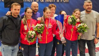 Echipa de floretă cadete a României a cucerit medalia de aur la competiţia de la Samorin