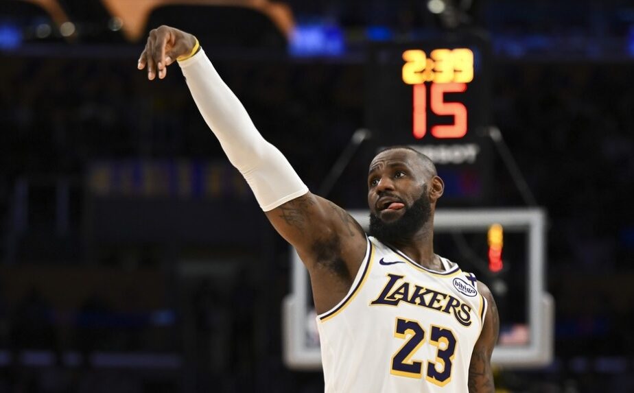 LeBron James, triple-double şi 16 puncte în ultimul sfert din LA Lakers – Sacramento Kings 131 – 127