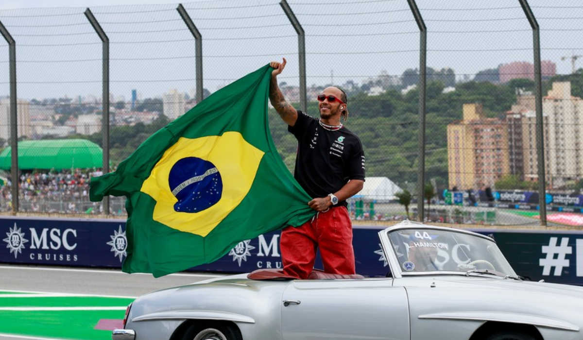 Lewis Hamilton va pilota monopostul lui Ayrton Senna la MP al Braziliei. Tribut emoționant pentru triplul campion mondial