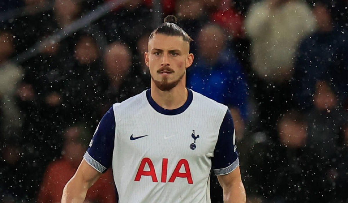 Radu Drăguşin, titular în Tottenham – AZ Alkmaar! Cu cine face pereche în defensivă fundaşul român