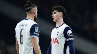 Radu Drăguşin, făcut praf de fanii lui Tottenham, după victoria cu Manchester City: „Tratează mingea ca pe o bombă”