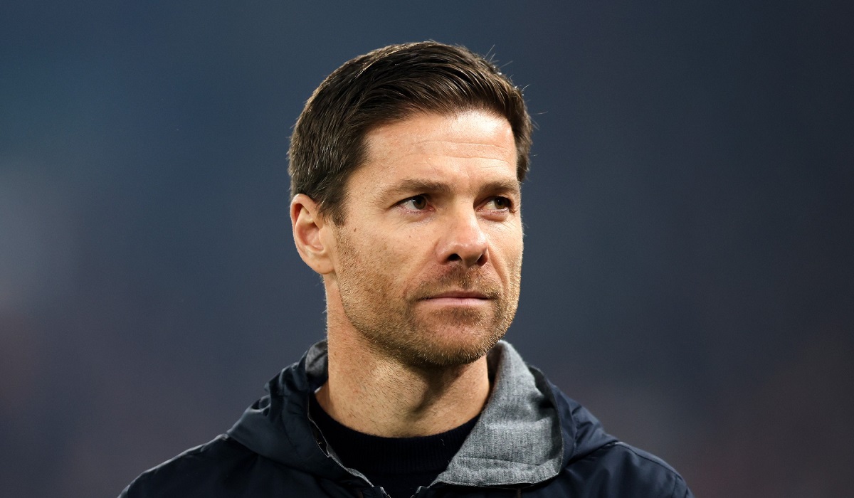 Xabi Alonso, în timpul meciului dintre Liverpool și Bayer Leverkusen.