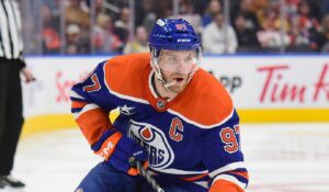 Connor McDavid, patru puncte în victoria lui Edmonton Oilers cu New York Islanders! Canadianul, la un singur punct de o bornă uriaşă