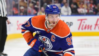 Connor McDavid, patru puncte în victoria lui Edmonton Oilers cu New York Islanders! Canadianul, la un singur punct de o bornă uriaşă