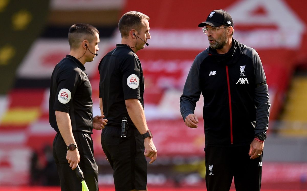 Un arbitru din Premier League, suspendat după ce a apărut într-o înregistrare în care a înjurat Liverpool şi pe Jurgen Klopp!