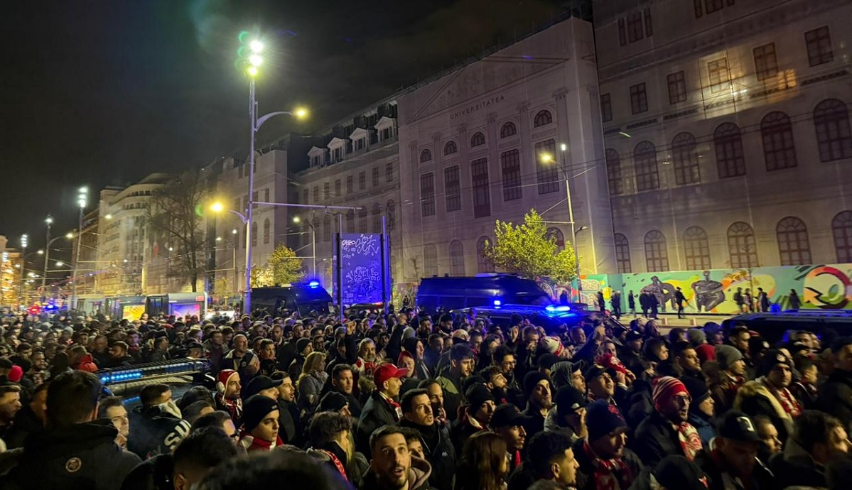 Fanii lui Olympiacos au luat cu asalt Bucureştiul! Mii de greci au făcut show în Piaţa Universităţii, înaintea meciului cu FCSB