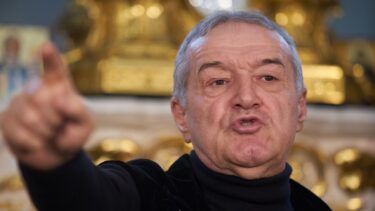 Gigi Becali, în timpul unei conferinţe de presă