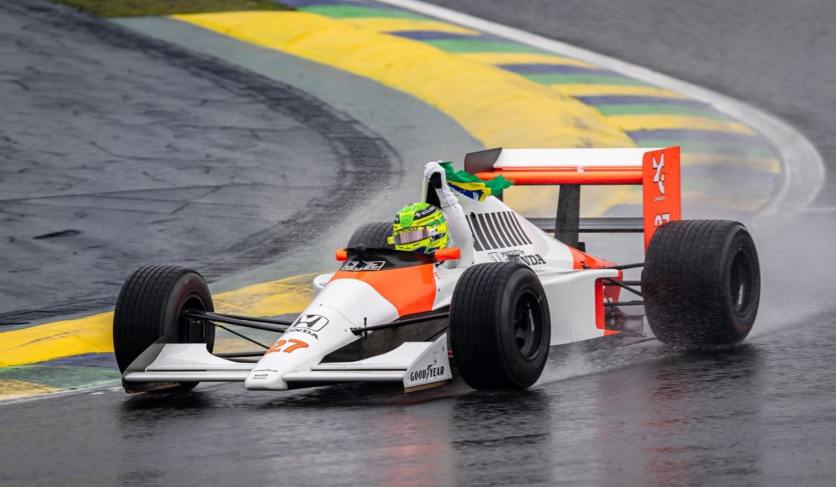 Lewis Hamilton a pilotat monopostul lui Ayrton Senna la Interlagos! Momente emoţionante înaintea Marelui Premiu al Braziliei