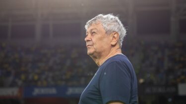 Mircea Lucescu, în timpul unui meci al naţionalei