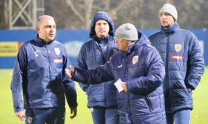 „Tricolorii”, asaltaţi de fani la ultimul antrenament înaintea meciului cu Kosovo! Mircea Lucescu, în centrul atenţiei