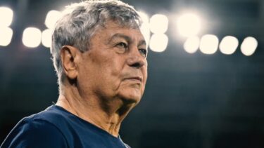 Mircea Lucescu, în timpul unui meci al naţionalei