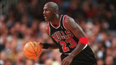 Un maiou al lui Michael Jordan a fost vândut cu 4,7 milioane de dolari! Suma totală obţinută în urma unei licitaţii