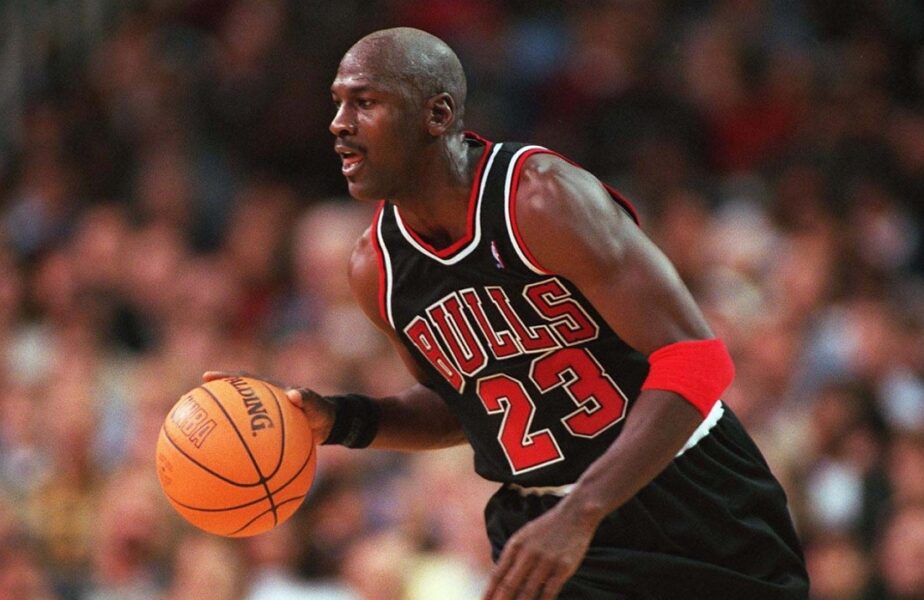 Un maiou al lui Michael Jordan a fost vândut cu 4,7 milioane de dolari! Suma totală obţinută în urma unei licitaţii