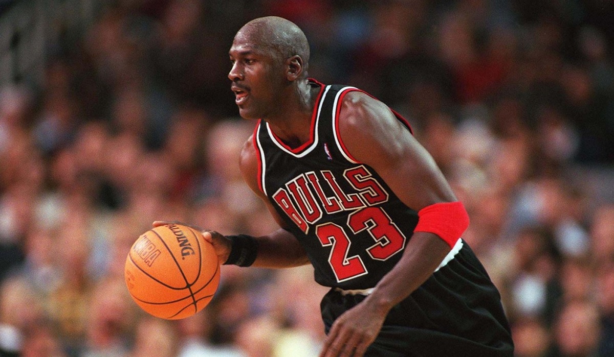 Un maiou al lui Michael Jordan a fost vândut cu 4,7 milioane de dolari! Suma totală obţinută în urma unei licitaţii