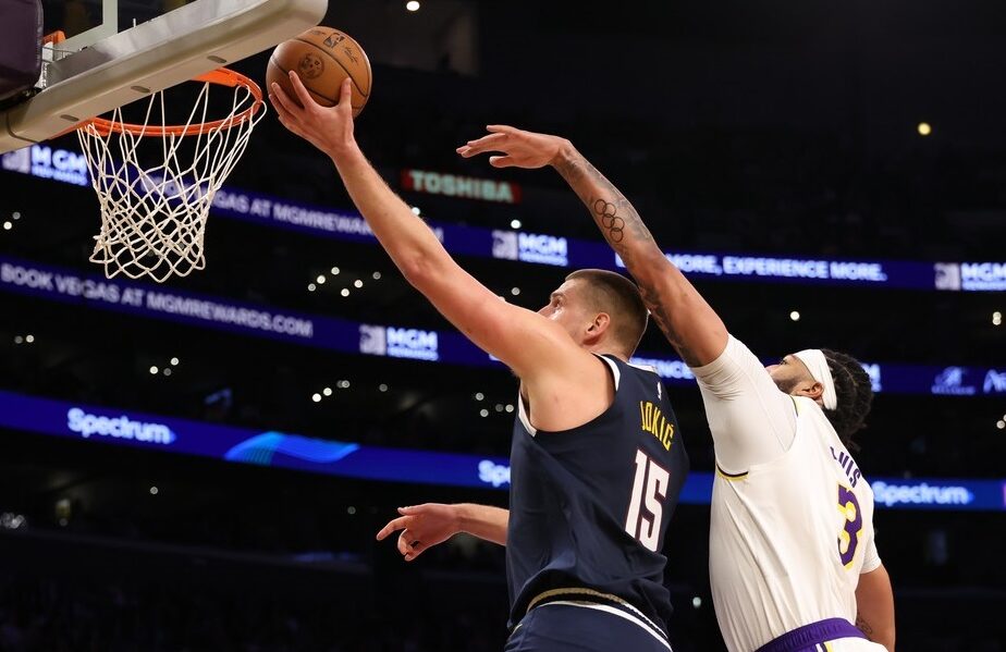 Denver Nuggets – LA Lakers 127-102. Jokic a câştigat duelul cu LeBron James