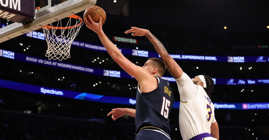 Denver Nuggets – LA Lakers 127-102. Jokic a câştigat duelul cu LeBron James