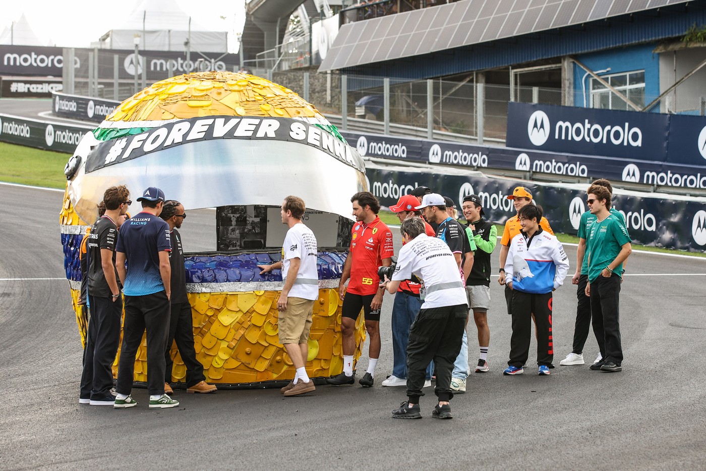 HAMILTON Lewis (gbr), Mercedes AMG F1 Team W15, portrait COLAPINTO Franco (arg), Williams Racing FW46, portrait ALBON Alexander (tha), Williams Racing FW46, portrait RUSSELL George (gbr), Mercedes AMG F1 Team W15, portrait NORRIS Lando (gbr), McLaren F1 Team MCL38, portrait SAINZ Carlos (spa), Scuderia Ferrari SF-24, portrait OCON Esteban (fra), Alpine F1 Team A524, portrait LECLERC Charles (mco), Scuderia Ferrari SF-24, portrait GASLY Pierre (fra), Alpine F1 Team A524, portrait BOTTAS Valtteri (fin), Stake F1 Team Kick Sauber C44, portrait ZHOU Guanyu (chi), Stake F1 Team Kick Sauber C44, portrait TSUNODA Yuki (jap), Visa Cash App RB F1 Team VCARB 01, portrait PIASTRI Oscar (aus), McLaren F1 Team MCL38, portrait STROLL Lance (can), Aston Martin F1 Team AMR24, portrait DRUGOVICH Felipe (bra), Aston Martin F1 Team AMR24, portrait at Senna Tribute with gigant replica Senna helmet, casque, created by local artists working with Sebastian Vettel and Senna Foundation during the Formula 1 Grande Premio de Sao Paulo 2024, 21th round of the 2024 Formula One World Championship from November 1 to 3, 2024 on the Interlagos Circuit, in Sao Paulo, Brazil - Photo Xavi Bonilla / DPPI,Image: 928796854, License: Rights-managed, Restrictions: Hungary Out, Model Release: no