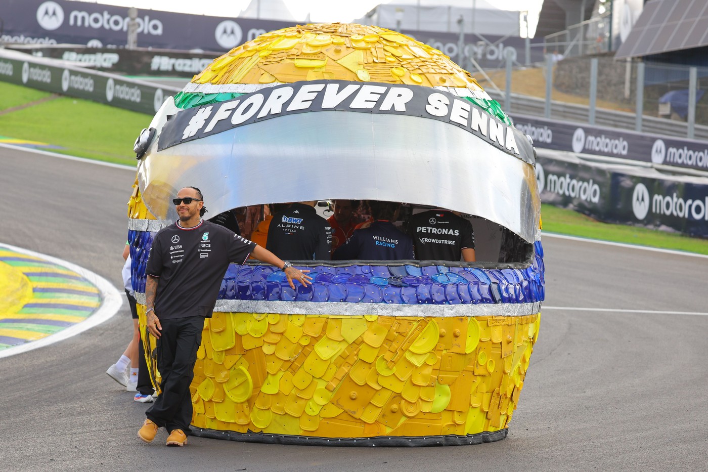 31.10.2024, Autodromo Jose Carlos Pace, Interlagos, FORMULA 1 LENOVO GRANDE PREMIO DE SAO PAULO 2024
, im Bild 
Lewis Hamilton (GBR), Mercedes-AMG Petronas Formula One Team steht an einer Nachbildung des Senna-Helms, erstellt von einem lokalen Künstler in Zusammenarbeit mit Sebastian Vettel und der Senna Foundation sowie beim Grand Prix von Sao Paulo. (Photo by Hasan Bratic/DeFodi Images)
FORMULA 1 LENOVO GRANDE PREMIO DE SAO PAULO 2024 - Autodromo Jose Carlos Pace, Interlagos, Brasilien - 31 Oct 2024,Image: 928810474, License: Rights-managed, Restrictions: Steuer-Nr.: 30 807 6032 6;Finanzamt Montabaur; Nassauische Sparkasse Nentershausen; Konto 828017896, BLZ 510 500 15;SWIFT-BIC: NASS DE 55;IBAN: DE44 5105 0015 0803 3073 05, Model Release: no