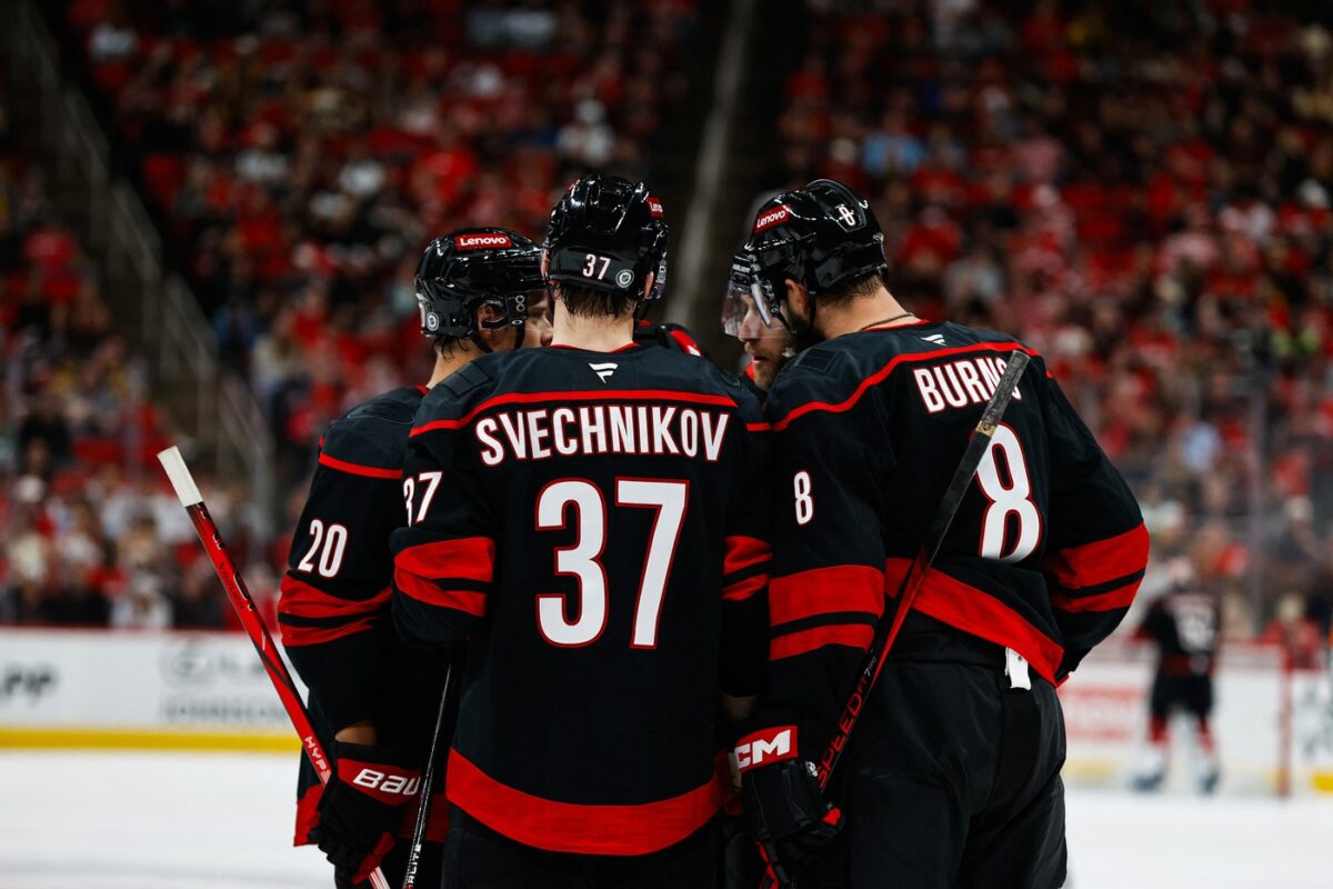 Carolina Hurricanes a învins Philadelphia Flyers cu scorul de 6-4