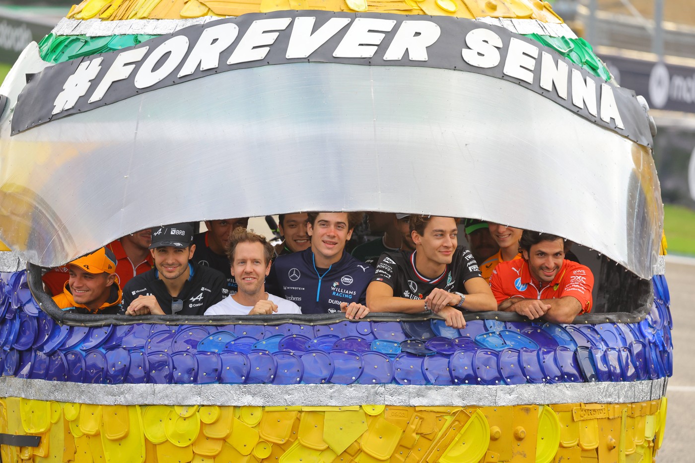 31.10.2024, Autodromo Jose Carlos Pace, Interlagos, FORMULA 1 LENOVO GRANDE PREMIO DE SAO PAULO 2024
, im Bild 
Alle Formel 1 Piloten stehen in einer Nachbildung des Senna-Helms, erstellt von einem lokalen KÃ¼nstler in Zusammenarbeit mit Sebastian Vettel und der Senna Foundation sowie beim Grand Prix von Sao Paulo.//BRATICHASAN_bratic412/Credit:Hasan Bratic/SIPA/2411010836,Image: 928958236, License: Rights-managed, Restrictions: , Model Release: no