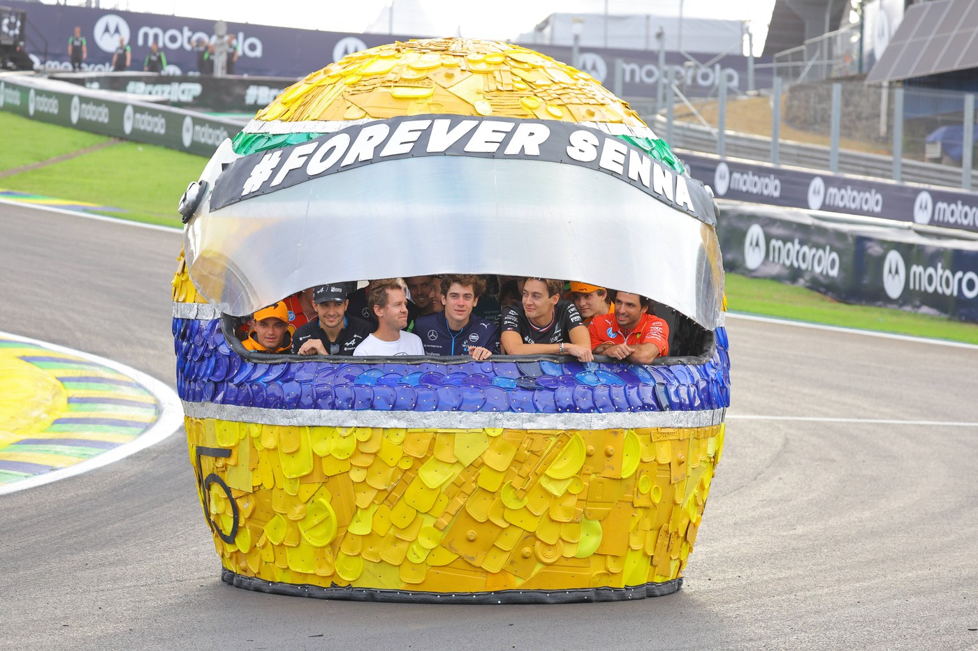 31.10.2024, Autodromo Jose Carlos Pace, Interlagos, FORMULA 1 LENOVO GRANDE PREMIO DE SAO PAULO 2024
, im Bild 
Alle Formel 1 Piloten stehen in einer Nachbildung des Senna-Helms, erstellt von einem lokalen KÃ¼nstler in Zusammenarbeit mit Sebastian Vettel und der Senna Foundation sowie beim Grand Prix von Sao Paulo.//BRATICHASAN_bratic413/Credit:Hasan Bratic/SIPA/2411010836,Image: 928958272, License: Rights-managed, Restrictions: , Model Release: no