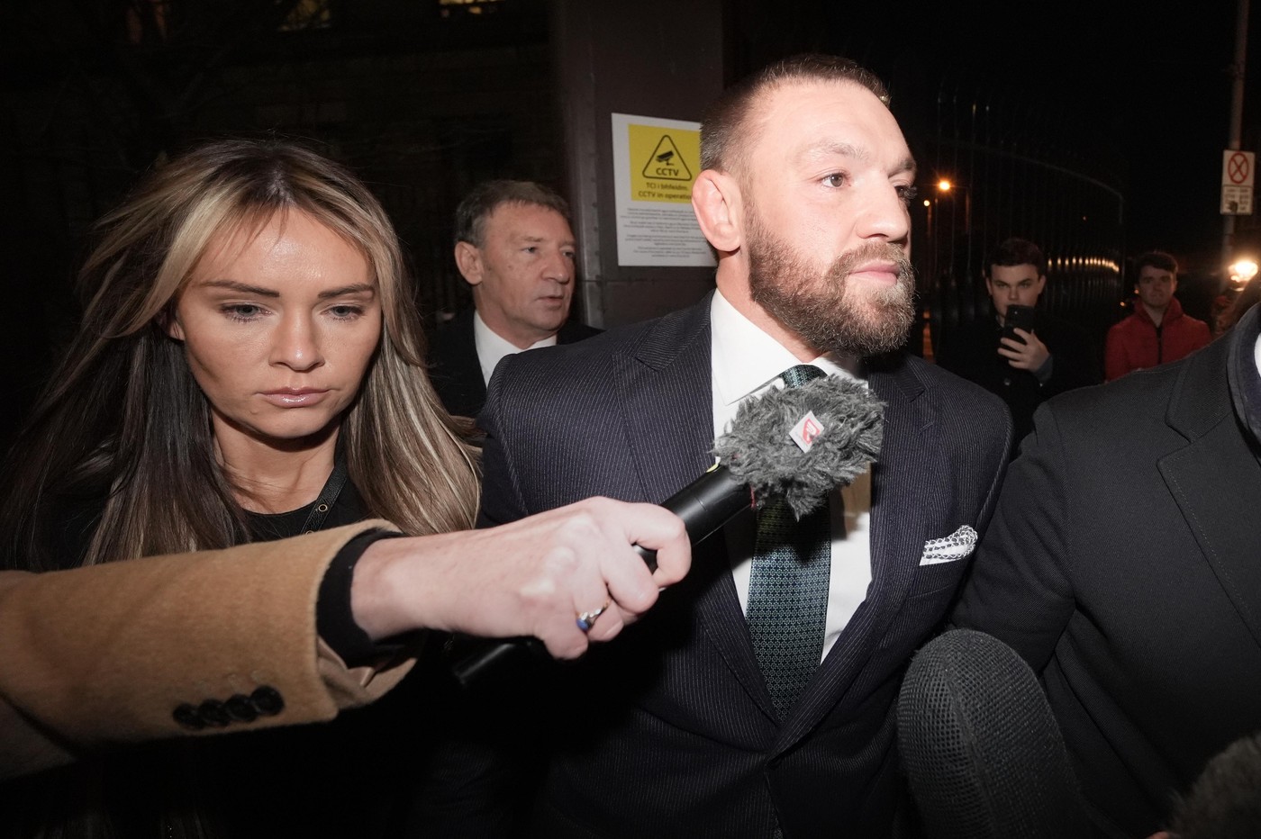 Reacţia lui Conor McGregor, după ce a fost condamnat de un tribunal să plătească despăgubiri pentru un viol. Victima a izbucnit în plâns