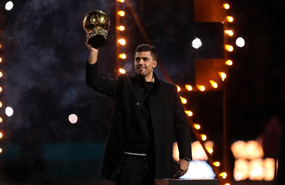 Rodri a prezentat Balonul de Aur în faţa lui Radu Drăguşin! Ceremonie pregătită de cetăţeni înaintea meciului Manchester City – Tottenham