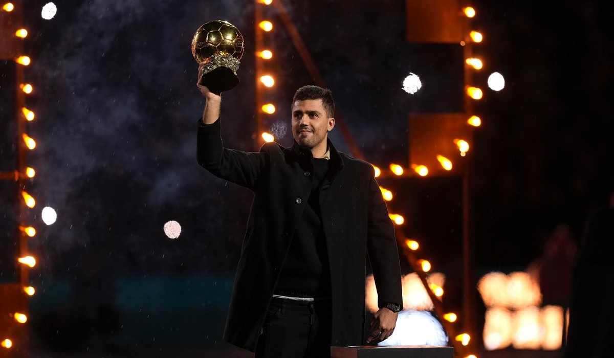 Rodri a prezentat Balonul de Aur în faţa lui Radu Drăguşin! Ceremonie pregătită de cetăţeni înaintea meciului Manchester City – Tottenham