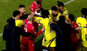 Momente tensionate în Petrolul – Dinamo! Selmani şi Huja au fost despărţiţi cu greu de colegi. Duel „aprins” şi în tribune