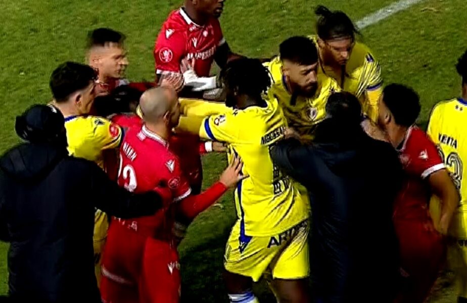 Momente tensionate în Petrolul – Dinamo! Selmani şi Huja au fost despărţiţi cu greu de colegi. Duel „aprins” şi în tribune