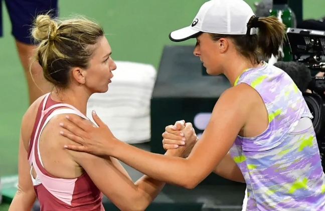 Tensiune între Simona Halep şi Iga Swiatek. TennisUpToDate a sesizat ce s-a întâmplat între ele, la fileu