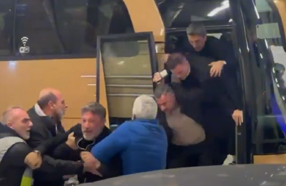 Răzvan Lucescu a căzut din autocar! Imagini incredibile, după derby-ul cu scandal pierdut de PAOK cu AEK