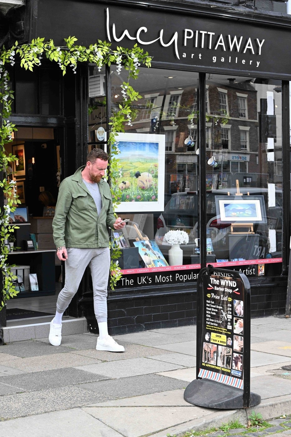 Yarm, UNITED KINGDOM  - *EXCLUSIVE*  - *NOT AVAILABLE FOR DAILY MAIL ONLINE USAGE*

Sir Bradley Wiggins pictured in Yarm on Teesside. The former cycling champion was enjoying some shopping, taking a look in a jewellers at Rolex watches and popped into an art shop to buy some art. 

Wiggins bumped into Iron Maiden guitarist Janick Gers who was happy to pose for a picture.

BACKGRID UK 11 SEPTEMBER 2023,Image: 804585734, License: Rights-managed, Restrictions: , Model Release: no, Pictured: Bradley Wiggins