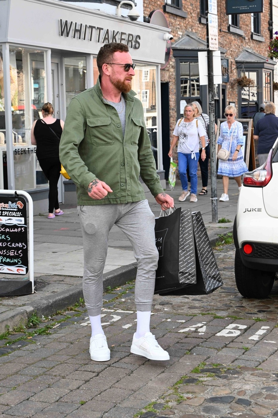 Yarm, UNITED KINGDOM  - *EXCLUSIVE*  - *NOT AVAILABLE FOR DAILY MAIL ONLINE USAGE*

Sir Bradley Wiggins pictured in Yarm on Teesside. The former cycling champion was enjoying some shopping, taking a look in a jewellers at Rolex watches and popped into an art shop to buy some art. 

Wiggins bumped into Iron Maiden guitarist Janick Gers who was happy to pose for a picture.

BACKGRID UK 11 SEPTEMBER 2023,Image: 804585764, License: Rights-managed, Restrictions: , Model Release: no, Pictured: Bradley Wiggins