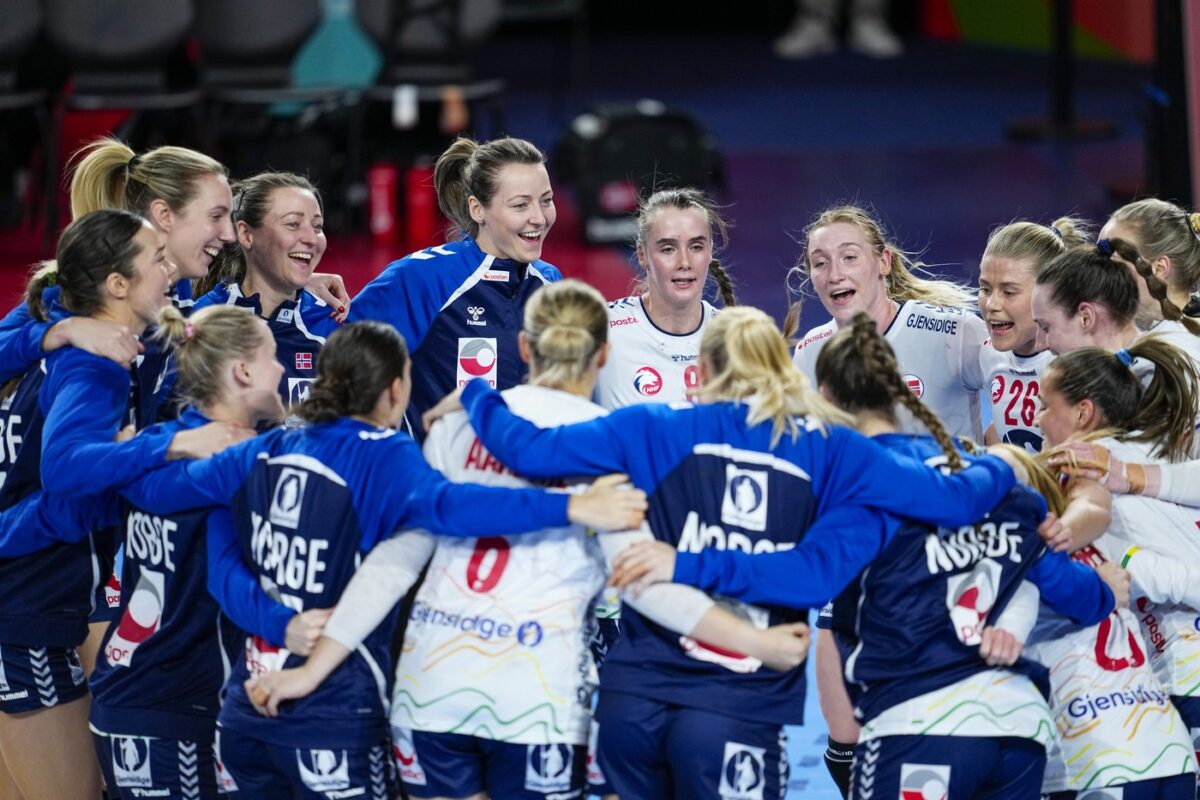 România a terminat pe locul 11 la Campionatul European de handbal. Franţa – Danemarca şi Norvegia – Ungaria sunt cele două semifinale