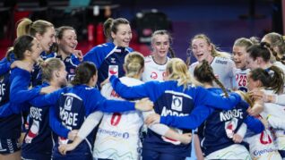 România a terminat pe locul 11 la Campionatul European de handbal. Franţa – Danemarca şi Norvegia – Ungaria sunt cele două semifinale