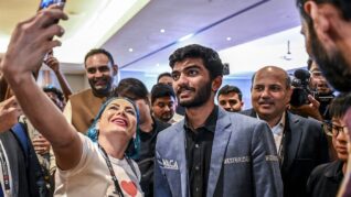 Dommaraju Gukesh, la 18 ani, a devenit cel mai tânâr campion mondial din istoria şahului
