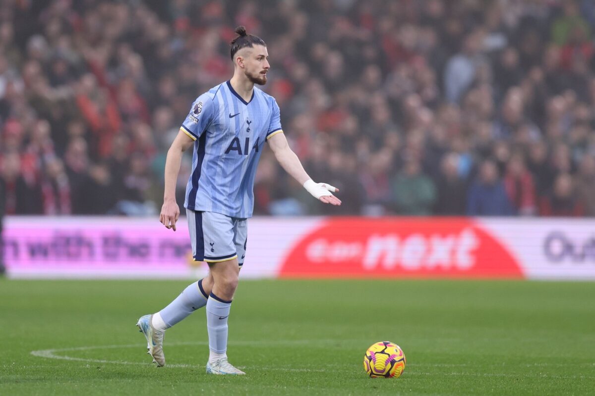 Radu Drăgușin s-a accidentat în Nottingham Forest – Tottenham 1-0! Fundașul a ieșit șchiopătând de pe teren. Dezastru pentru Postecoglou