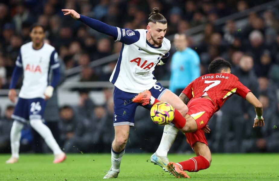 „Se apără de parcă are un singur ochi!” Radu Drăguşin, „distrus” de fanii lui Tottenham în timpul derby-ului cu Liverpool