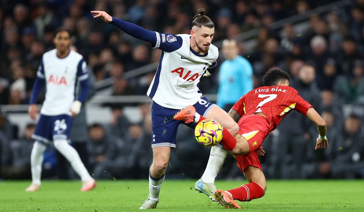 „Se apără de parcă are un singur ochi! Radu Drăguşin, „distrus de fanii lui Tottenham în timpul derby-ului cu Liverpool