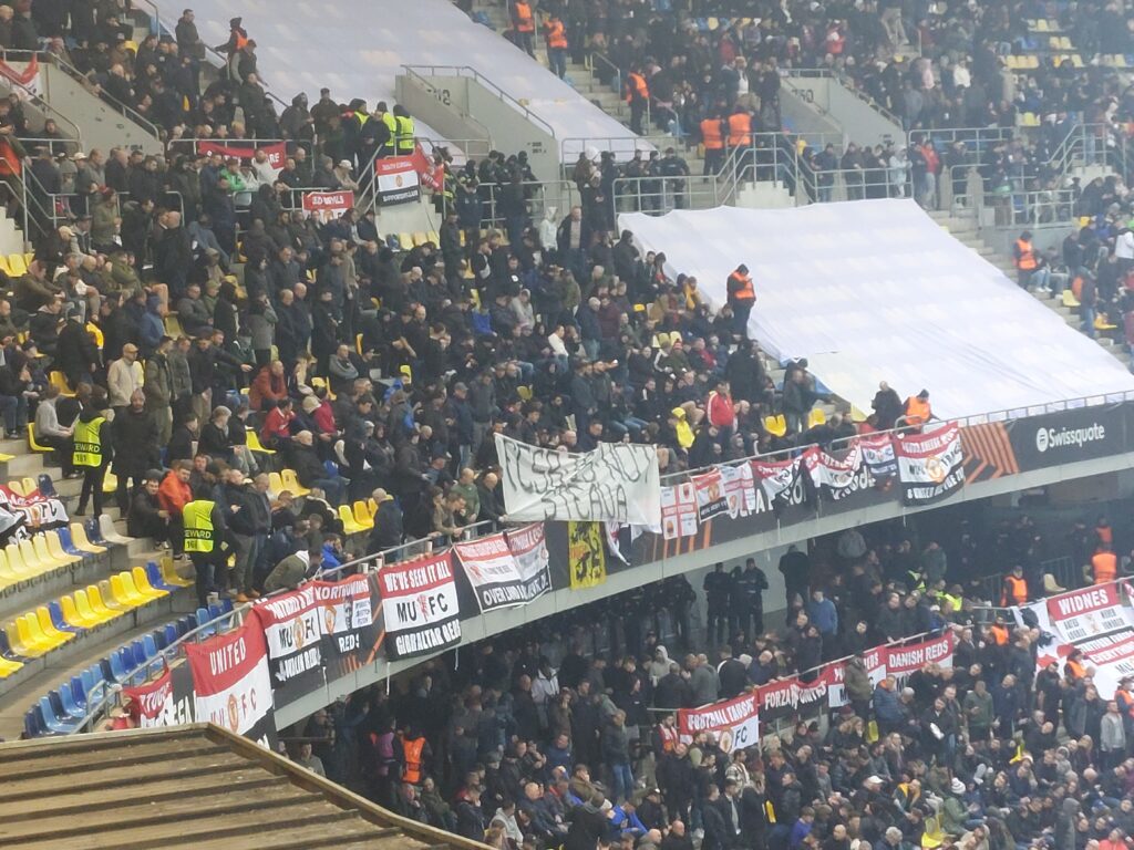 Banner-ul afişat de fanii lui Manchester United, la meciul cu FCSB